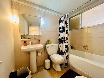 Se Vende 3dorm.+servicio, Estacionamiento. Metro Alcántara