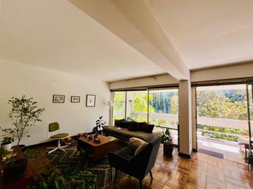 Se Vende 3dorm.+servicio, Estacionamiento. Metro Alcántara