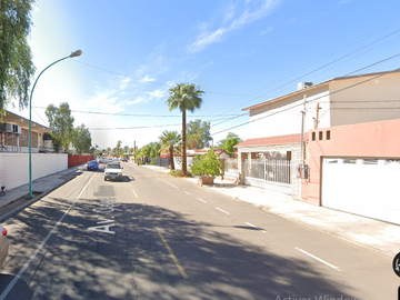 Casa ubicada en colonia Villafontana Mexicali B.C. Con 4 recamaras y 275m2.A unos minutos de Bosque y Zoológico de la ciudad.