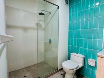 Se Vende Moderno Departamento De 3 Habitaciones + Estudio Con Balcones En Miraflores