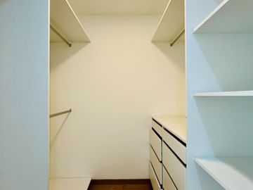 Se Vende Moderno Departamento De 3 Habitaciones + Estudio Con Balcones En Miraflores