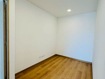 Se Vende Moderno Departamento De 3 Habitaciones + Estudio Con Balcones En Miraflores