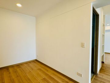 Se Vende Moderno Departamento De 3 Habitaciones + Estudio Con Balcones En Miraflores