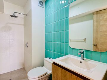 Se Vende Moderno Departamento De 3 Habitaciones + Estudio Con Balcones En Miraflores