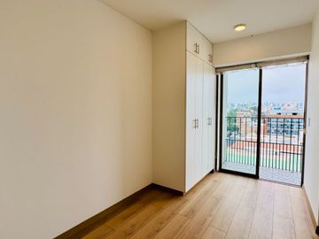 Se Vende Moderno Departamento De 3 Habitaciones + Estudio Con Balcones En Miraflores