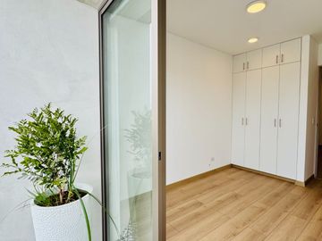 Se Vende Moderno Departamento De 3 Habitaciones + Estudio Con Balcones En Miraflores