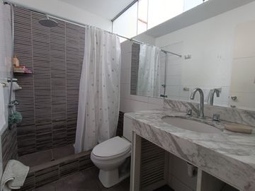 No para cualquiera, hermoso dúplex con cochera doble en venta, en Miraflores