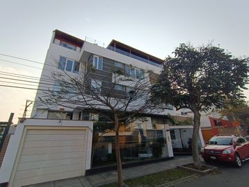No para cualquiera, hermoso dúplex con cochera doble en venta, en Miraflores