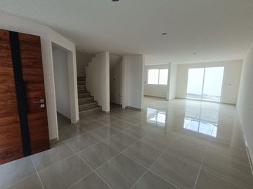 Venta de Casa Nueva con 4 recamaras y 4 baños en Fraccionamiento Granjas Banthi