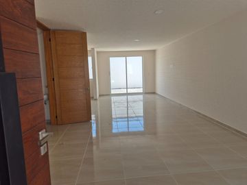 Venta de Casa Nueva con 4 recamaras y 4 baños en Fraccionamiento Granjas Banthi