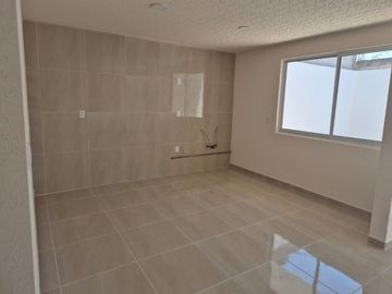 Venta de Casa Nueva con 4 recamaras y 4 baños en Fraccionamiento Granjas Banthi