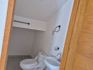 Venta de Casa Nueva con 4 recamaras y 4 baños en Fraccionamiento Granjas Banthi