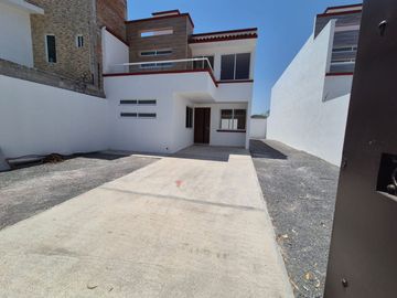 Venta de Casa Nueva con 4 recamaras y 4 baños en Fraccionamiento Granjas Banthi