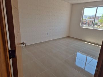 Venta de Casa Nueva con 4 recamaras y 4 baños en Fraccionamiento Granjas Banthi
