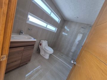 Venta de Casa Nueva con 4 recamaras y 4 baños en Fraccionamiento Granjas Banthi
