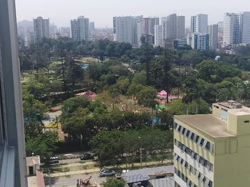 ALQUILO EXCELENTE DPTO. AMOBLADO  CERCADO DE LIMA FRENTE DEL PARQUE DE LAS AGUAS.