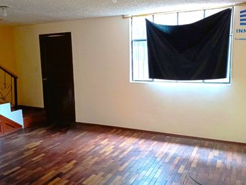 🏡 Casa de 2 pisos en San Bartolo – 3 habitaciones, patio y excelente ubicación 🔑