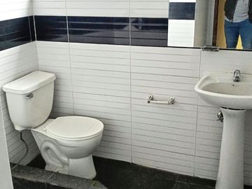 🏡 Casa de 2 pisos en San Bartolo – 3 habitaciones, patio y excelente ubicación 🔑