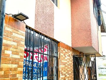🏡 Casa de 2 pisos en San Bartolo – 3 habitaciones, patio y excelente ubicación 🔑