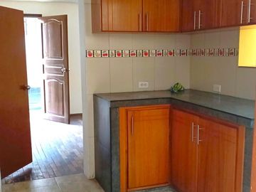 🏡 Casa de 2 pisos en San Bartolo – 3 habitaciones, patio y excelente ubicación 🔑