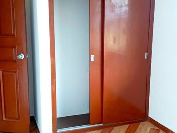 🏡 Casa de 2 pisos en San Bartolo – 3 habitaciones, patio y excelente ubicación 🔑