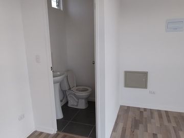 Vende Local Comercial de 64 m2, 2 habitaciones, 2 baños, en Portal Los Jardines, Linares