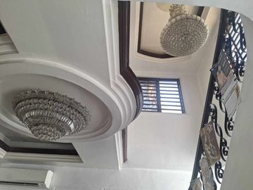 2 Storey House with 2 Door Apartment and Roof deck For Sale Singalong Manila