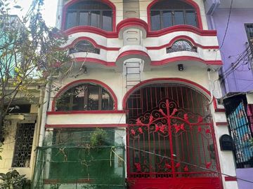 2 Storey House with 2 Door Apartment and Roof deck For Sale Singalong Manila
