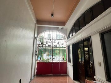 2 Storey House with 2 Door Apartment and Roof deck For Sale Singalong Manila