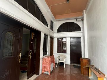 2 Storey House with 2 Door Apartment and Roof deck For Sale Singalong Manila