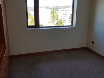 Ampli departamento en Isla Teja, Los Robles 1100