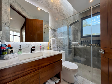 Casa Exclusiva con Vista Arbolada, Sauna Privado y Diseño de Legarreta en La Estadía