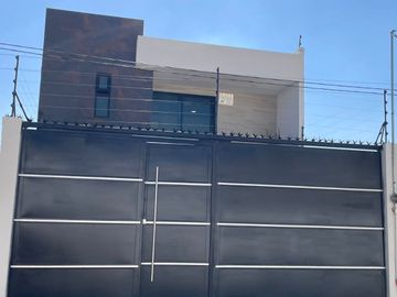 Casa Moderna Nueva En Venta,  De Tres Niveles, En Hacienda Barbabosa, A 5 Min De C.u. Y De La Estación Del Tren, A 15 Min Del Centro De Toluca  Y De M