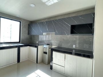 Casa Moderna Nueva En Venta,  De Tres Niveles, En Hacienda Barbabosa, A 5 Min De C.u. Y De La Estación Del Tren, A 15 Min Del Centro De Toluca  Y De M