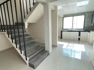 Casa Moderna Nueva En Venta,  De Tres Niveles, En Hacienda Barbabosa, A 5 Min De C.u. Y De La Estación Del Tren, A 15 Min Del Centro De Toluca  Y De M