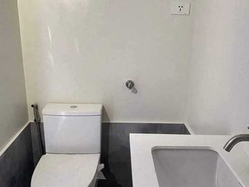 RESORT STYLE CONDOMINIUM FOR SALE IN AGUS LAPULAPU CITY NEAR BEACHES