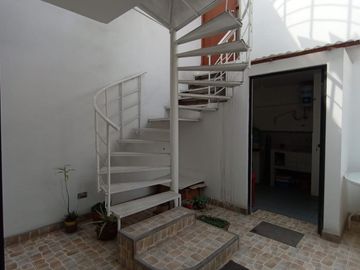 Se Alquila Casa De 3 Pisos En Zona Exclusiva De La Molina