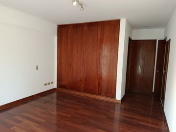 Luminoso y amplio departamento de 4 dormitorios venta, San Borja