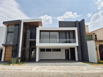 CASA EN PREVENTA CON 3 RECÁMARAS UBICADA SOBRE RECTA A CHOLULA.