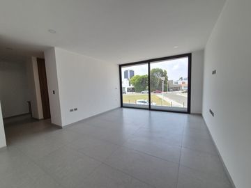 CASA EN PREVENTA CON 3 RECÁMARAS UBICADA SOBRE RECTA A CHOLULA.