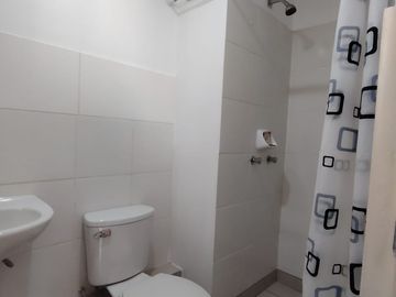 OCASIÓN DEPARTAMENTO EN ALQUILER CON VISTA A LAS ÁREAS COMUNES DEL CONDOMINIO - PRECIO INCLUYE MANTENIMIENTO EN LAURELES 3 COMAS
