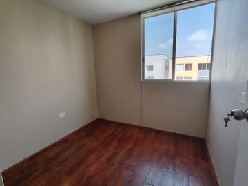 OCASIÓN DEPARTAMENTO EN ALQUILER CON VISTA A LAS ÁREAS COMUNES DEL CONDOMINIO - PRECIO INCLUYE MANTENIMIENTO EN LAURELES 3 COMAS