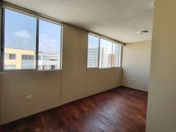 OCASIÓN DEPARTAMENTO EN ALQUILER CON VISTA A LAS ÁREAS COMUNES DEL CONDOMINIO - PRECIO INCLUYE MANTENIMIENTO EN LAURELES 3 COMAS