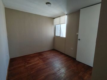 OCASIÓN DEPARTAMENTO EN ALQUILER CON VISTA A LAS ÁREAS COMUNES DEL CONDOMINIO - PRECIO INCLUYE MANTENIMIENTO EN LAURELES 3 COMAS
