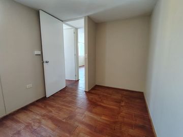 OCASIÓN DEPARTAMENTO EN ALQUILER CON VISTA A LAS ÁREAS COMUNES DEL CONDOMINIO - PRECIO INCLUYE MANTENIMIENTO EN LAURELES 3 COMAS