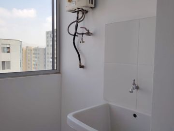 OCASIÓN DEPARTAMENTO EN ALQUILER CON VISTA A LAS ÁREAS COMUNES DEL CONDOMINIO - PRECIO INCLUYE MANTENIMIENTO EN LAURELES 3 COMAS