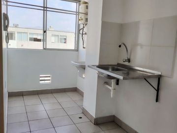 OCASIÓN DEPARTAMENTO EN ALQUILER CON VISTA A LAS ÁREAS COMUNES DEL CONDOMINIO - PRECIO INCLUYE MANTENIMIENTO EN LAURELES 3 COMAS