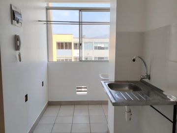 OCASIÓN DEPARTAMENTO EN ALQUILER CON VISTA A LAS ÁREAS COMUNES DEL CONDOMINIO - PRECIO INCLUYE MANTENIMIENTO EN LAURELES 3 COMAS