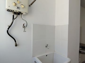 OCASIÓN DEPARTAMENTO EN ALQUILER CON VISTA A LAS ÁREAS COMUNES DEL CONDOMINIO - PRECIO INCLUYE MANTENIMIENTO EN LAURELES 3 COMAS