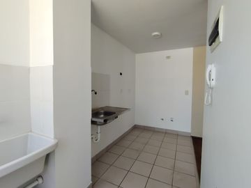 OCASIÓN DEPARTAMENTO EN ALQUILER CON VISTA A LAS ÁREAS COMUNES DEL CONDOMINIO - PRECIO INCLUYE MANTENIMIENTO EN LAURELES 3 COMAS